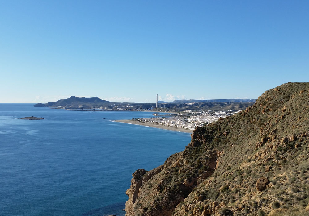 Vista del puerto de Carboneras desde Torre del Rayo