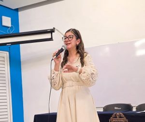 Vanessa Ledezma interviniendo en ALFAMED 2026