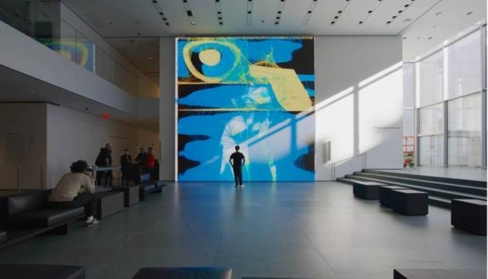 Imagen que contiene interior, edificio, cuarto, tabla
Descripción generada automáticamente