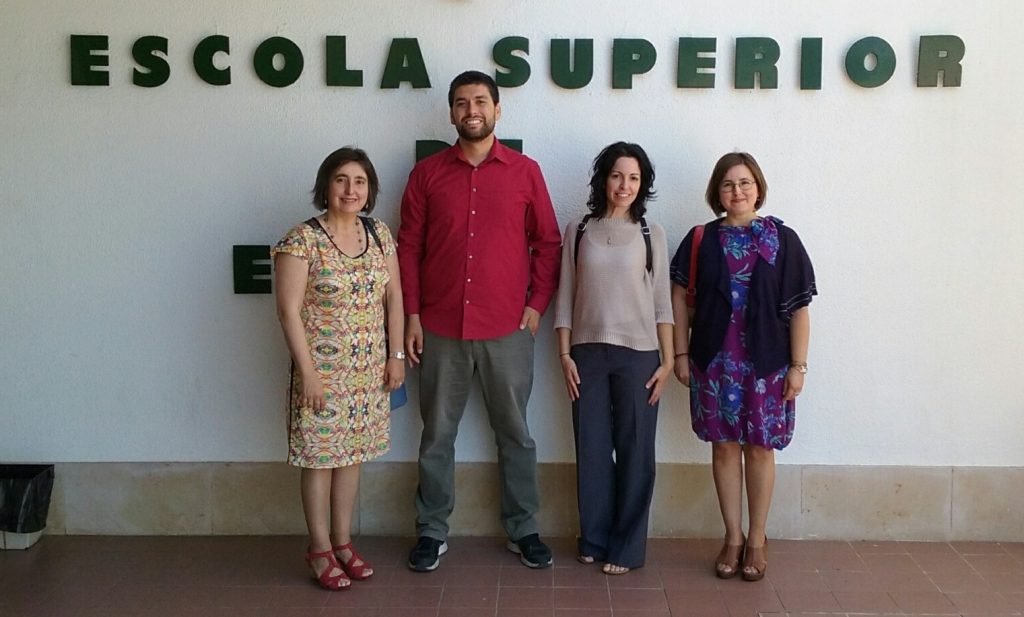 Foto con María Cristina (izq) y María Inés Faría (der) a la puerta de la Facultad