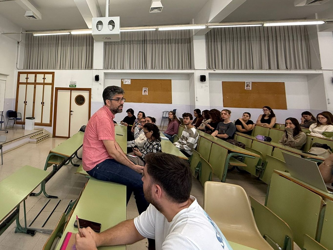 Foto del seminario, con Javier sentado frente a los asistentes