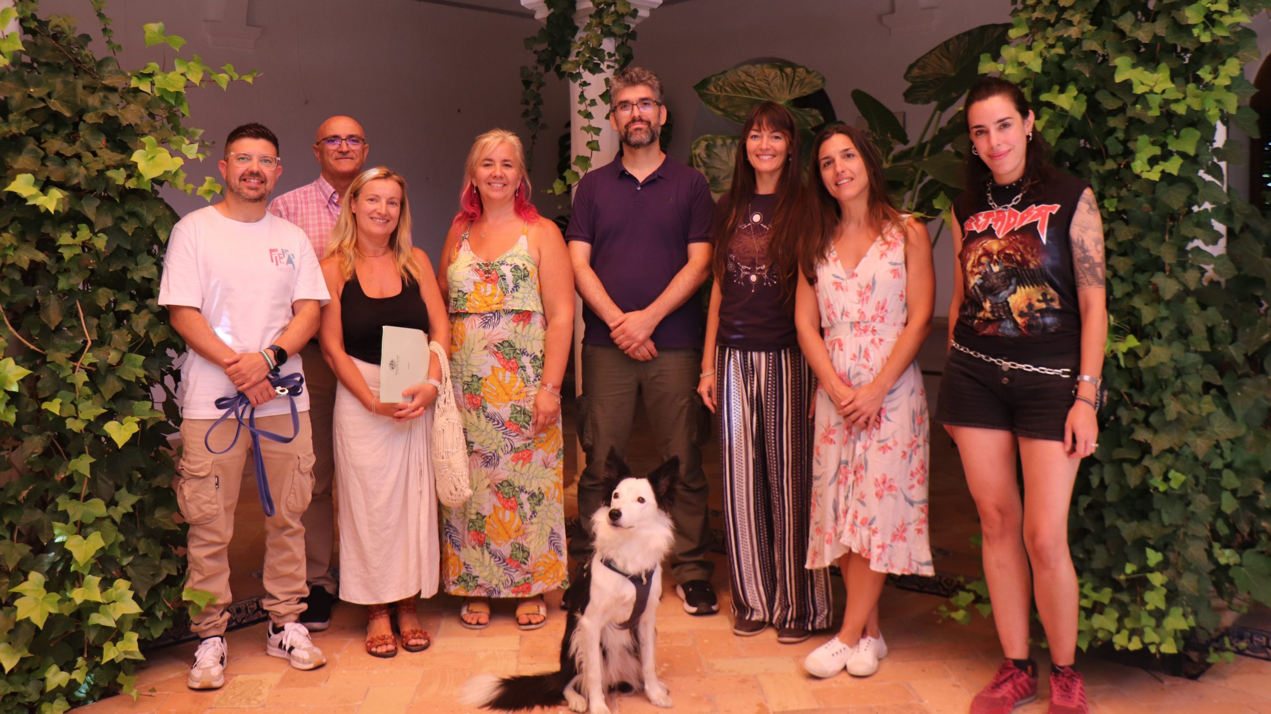 Foto de grupo, con Breva, la perra de intervención