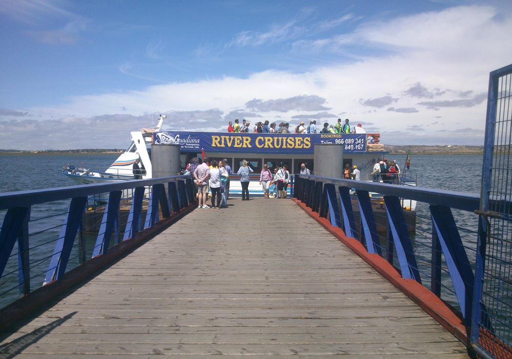 Transporte fluvial en el muelle de pasajeros