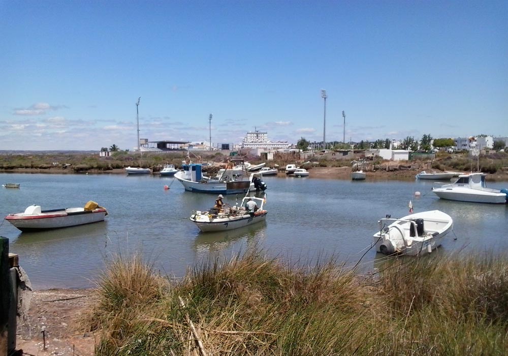 Pesqueros en la barriada de Canela