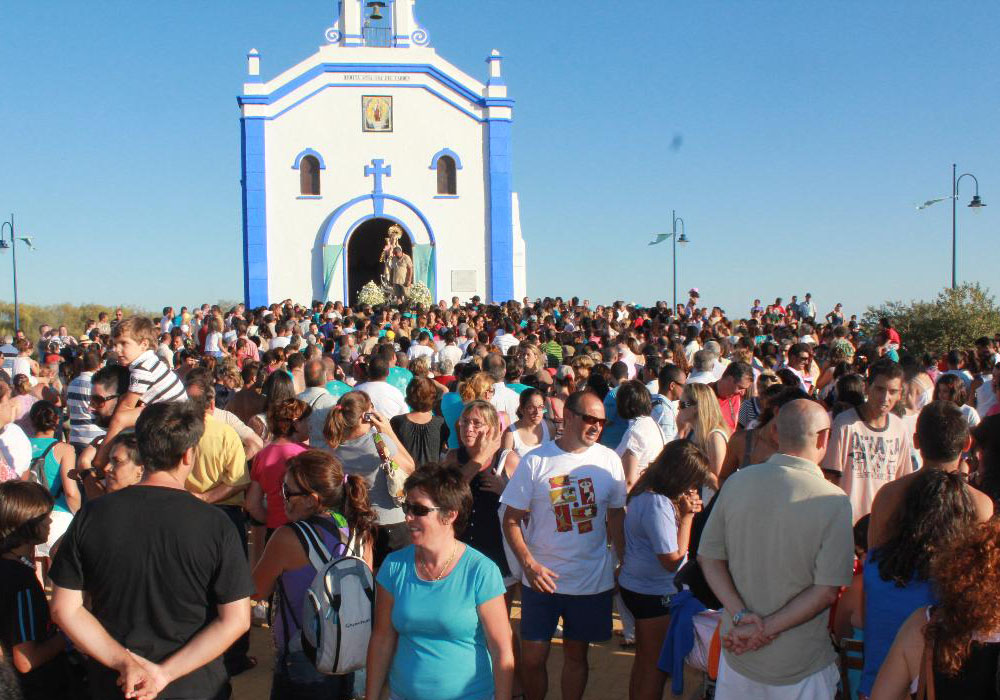 La Virgen del Carmen saliendo de su ermita en la Barriada de Canela