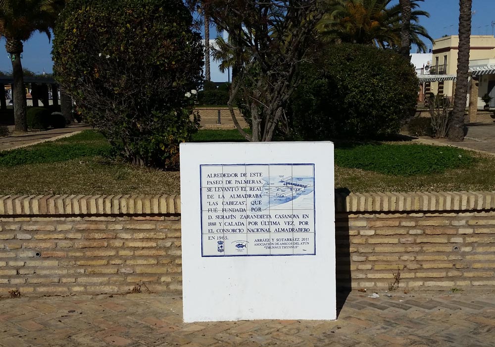 Azulejo en la plaza de la Almadraba