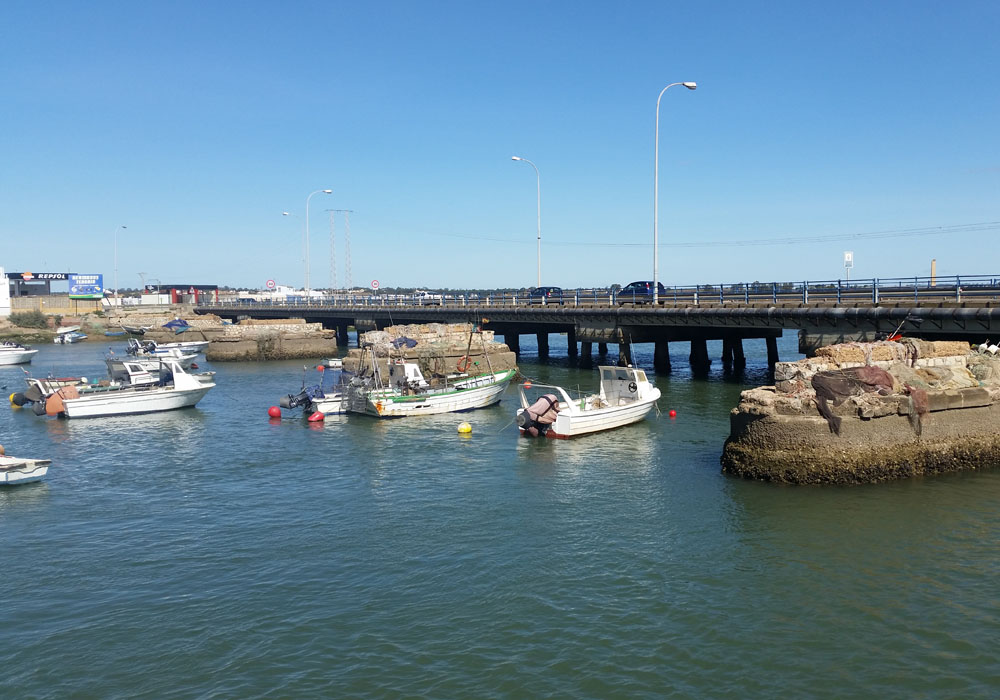 Pilares del antiguo puente sobre el río Carreras