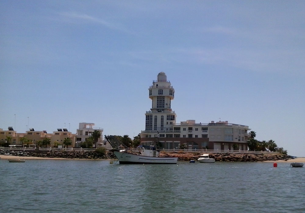 Edificio del faro desde la dársena