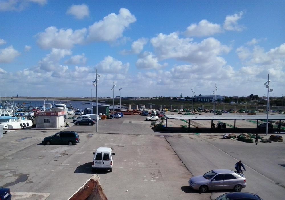 Vista del puerto y salinas al fondo