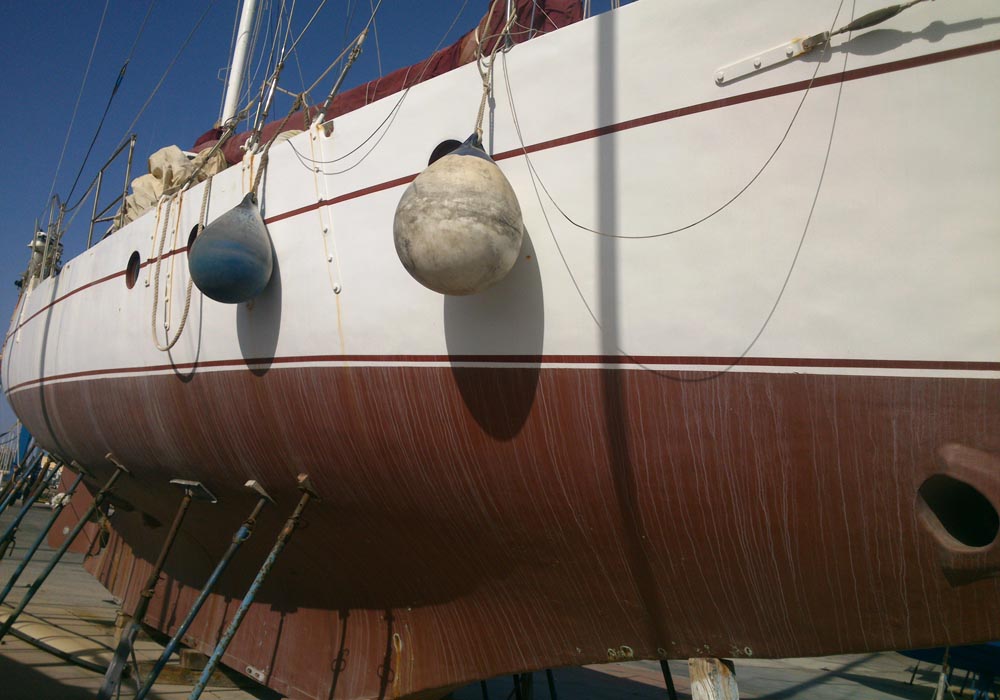 Detalle de embarcación en el varadero