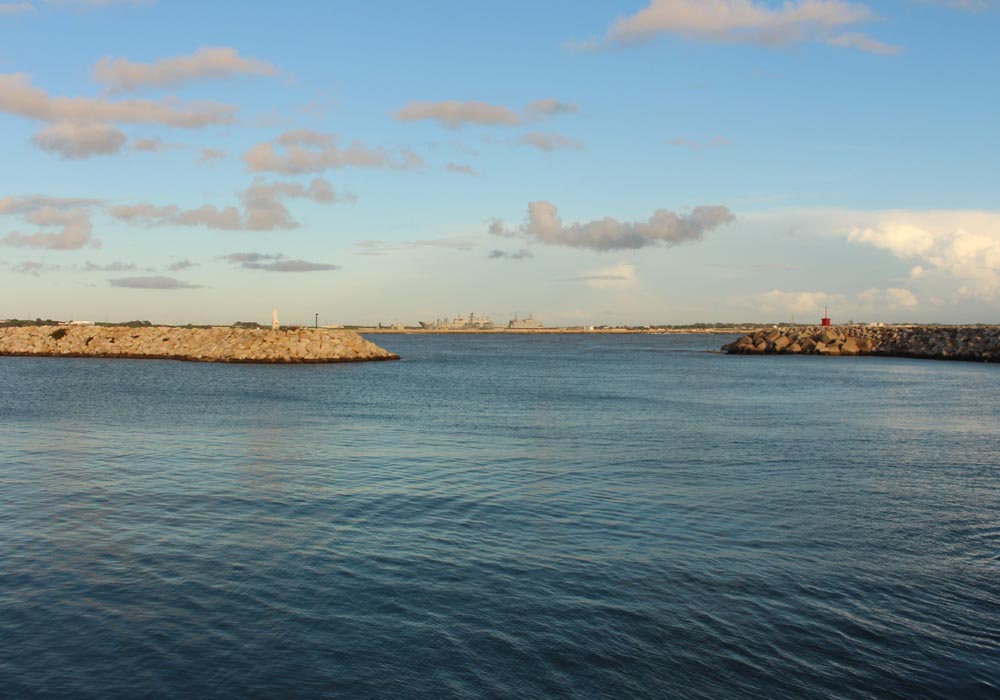 Bocana del puerto y base naval de Rota al fondo