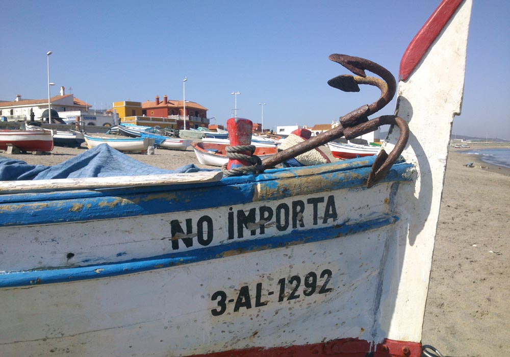 Embarcaciones varadas en la playa de La Atunara