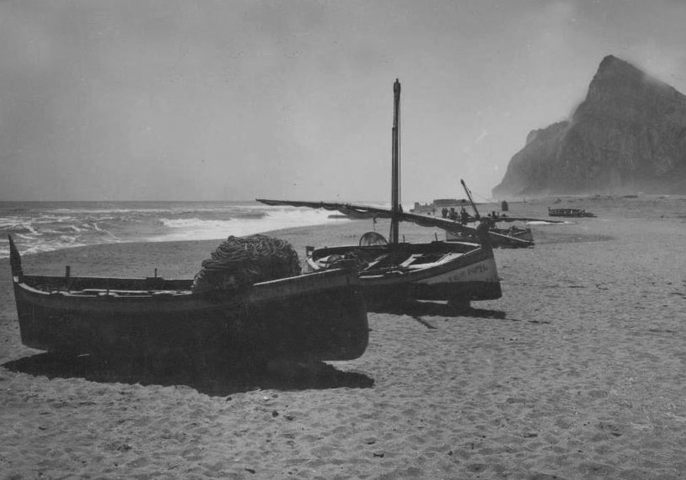 Antiguo varadero en la playa de La Atunara