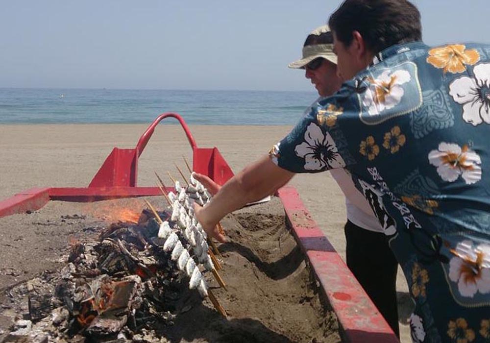 Espetos en cubas para moragas en la playa