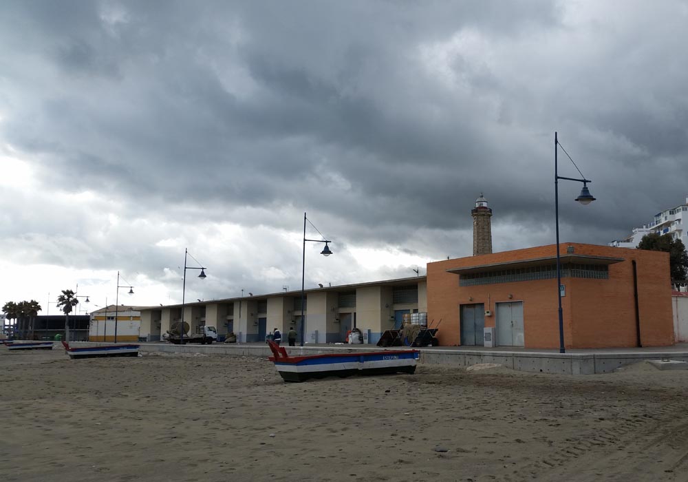 Vista de los cuartos de armadores desde la playa de la Rada