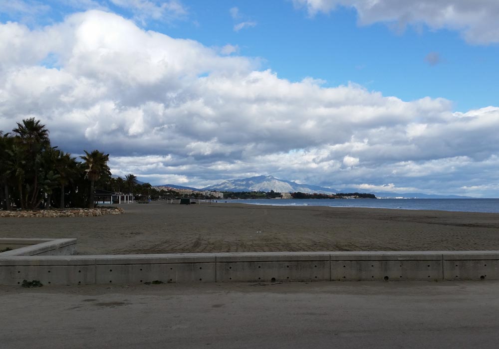 Vista de la playa de la Rada y Sierra Bermeja desde el puerto