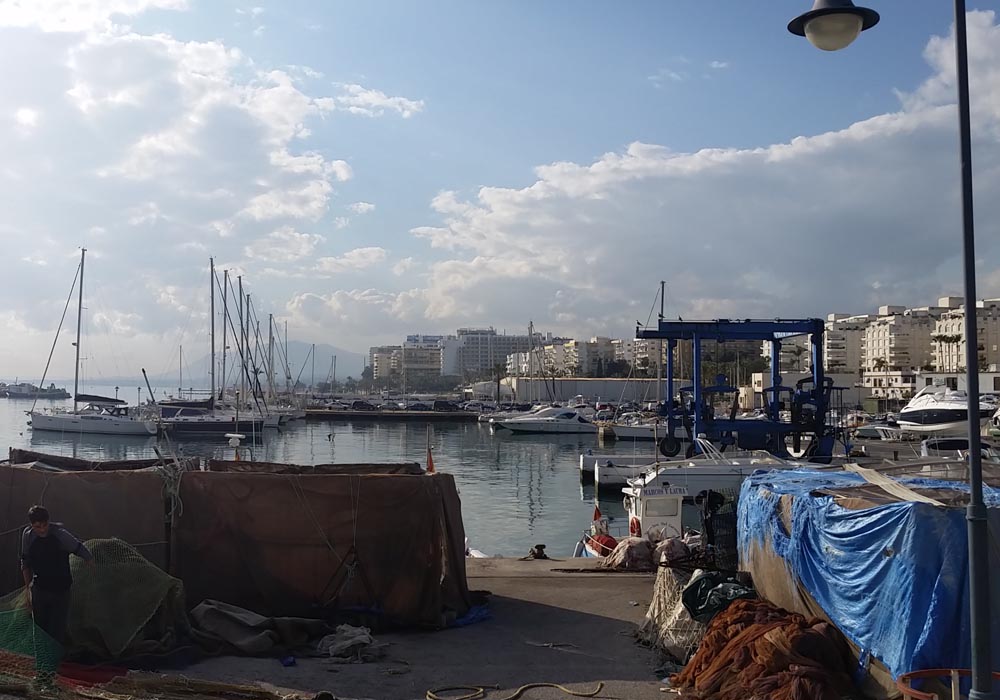 Vista del varadero y el puerto deportivo desde el muelle pesquero