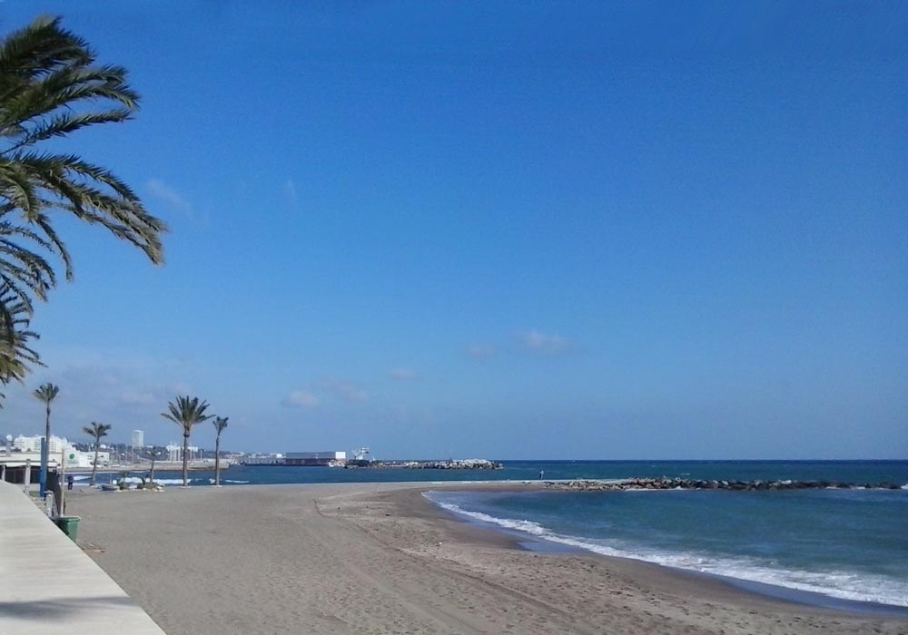 Vista del puerto desde la playa de La Bajadilla