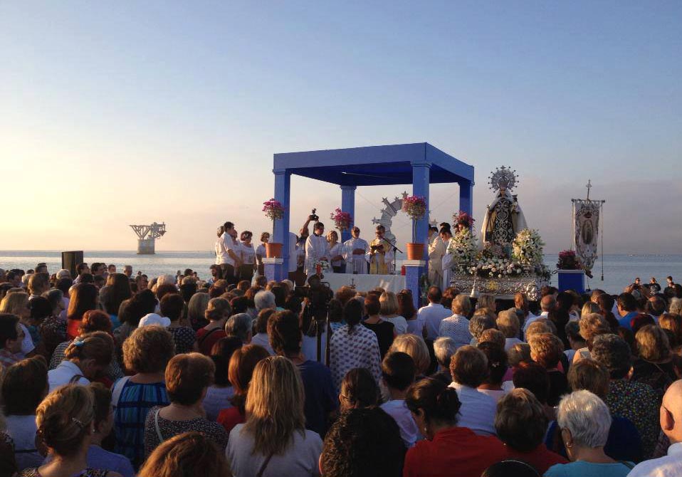 Tradicional misa de la Virgen del Carmen en la playa del Cable