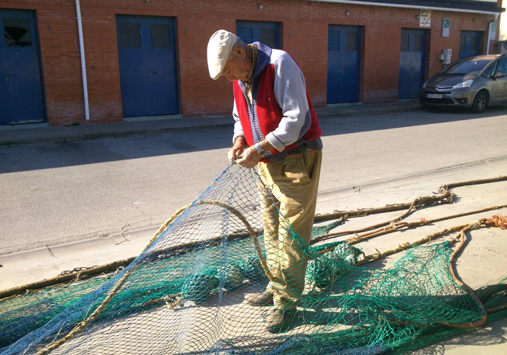 Redero de cerco junto a los cuartos de armadores