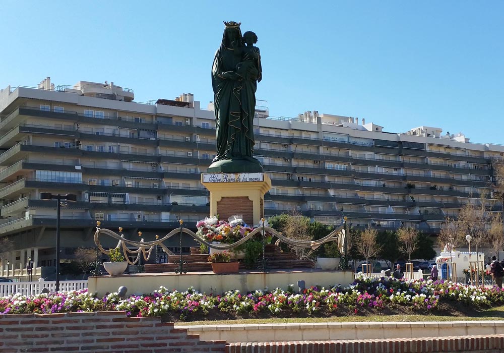 Escultura de la Virgen del Carmen en el paseo marítimo Rey de España