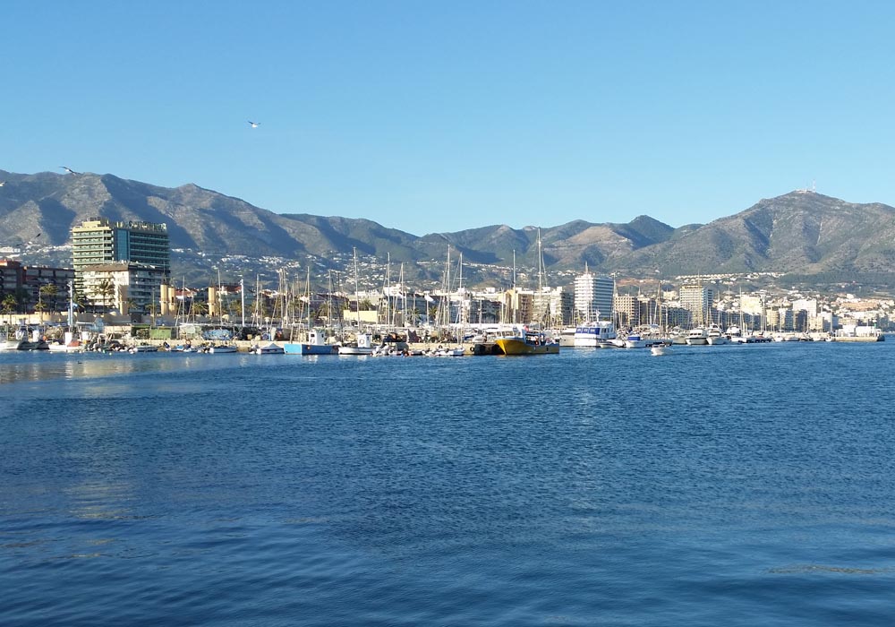 Vista de los pantalanes deportivos desde el muelle pesquero