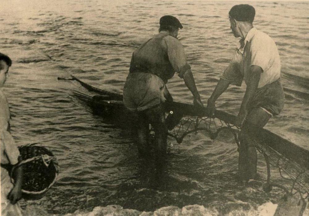 Sacando copo. Fotografía de los años 40 del siglo XX