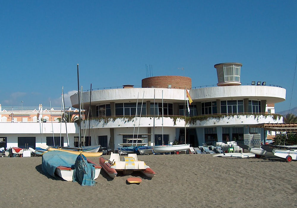 Edificio principal del Club Náutico de Torre del Mar