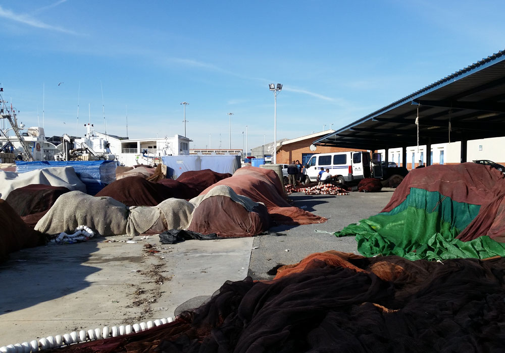 Redes de cerco amontonadas en el muelle