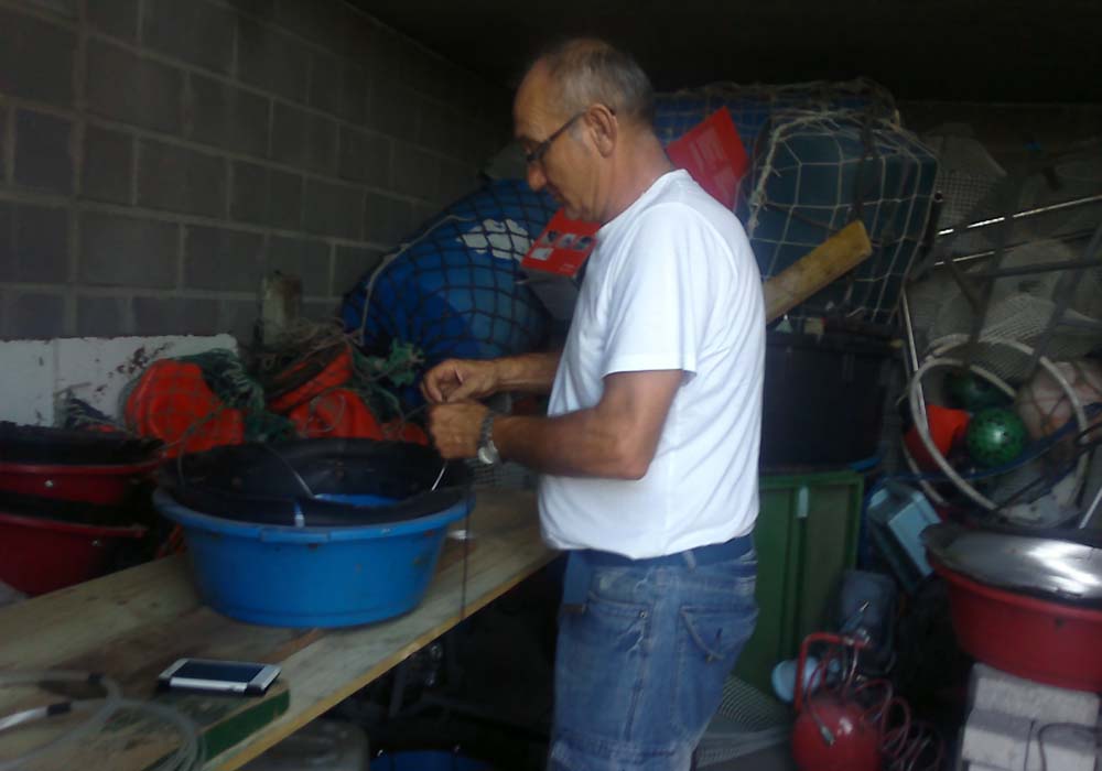 Armando palangre en el interior de cuarto de armadores