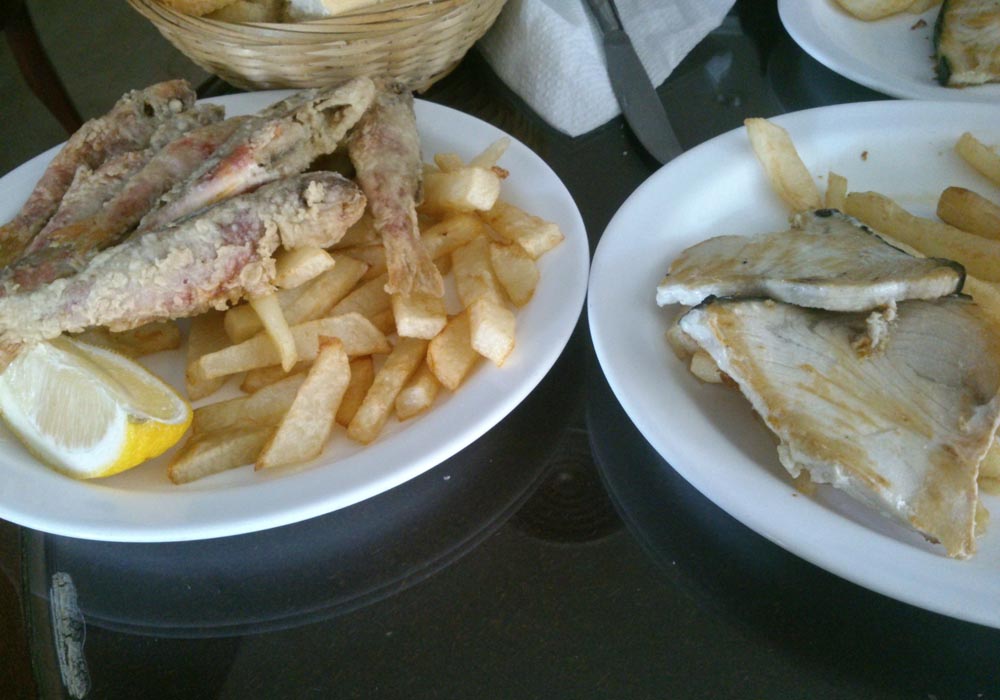 Pescado frito y pez espada