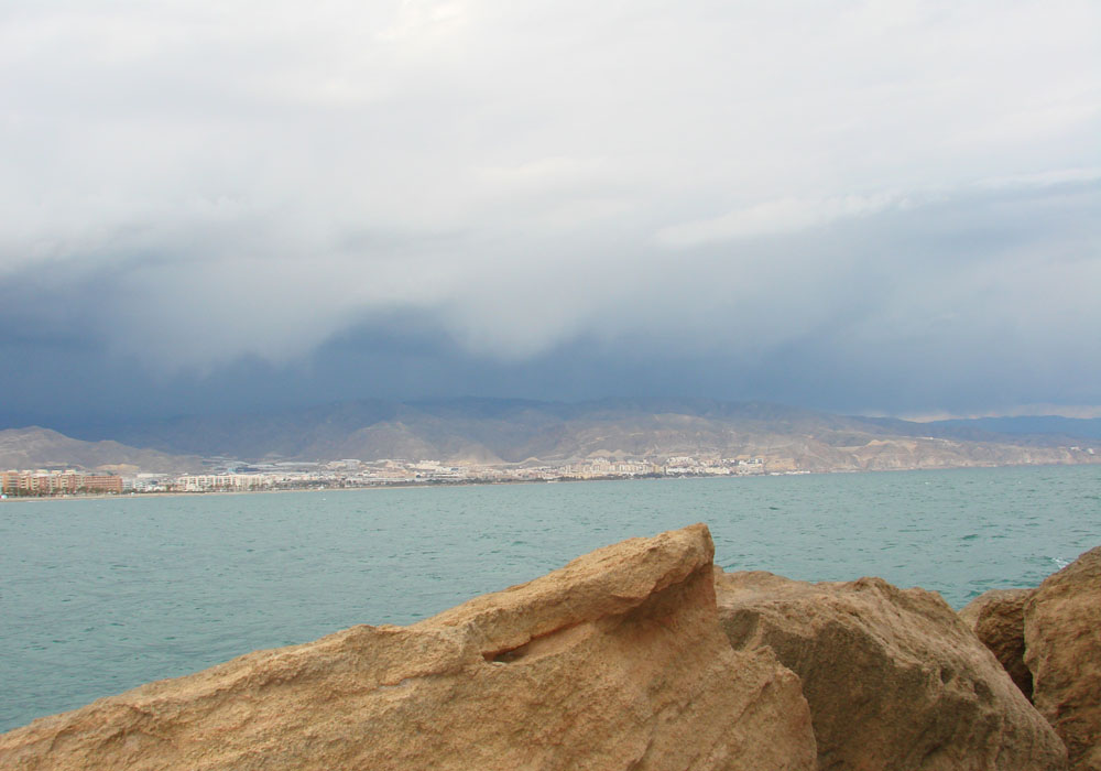 Desde el interior del puerto se divisan las estribaciones de la Sierra de Gádor