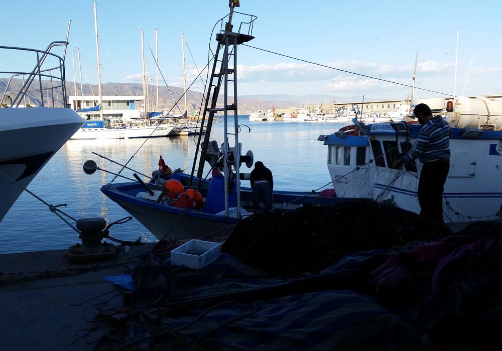 Preparando redes en el muelle