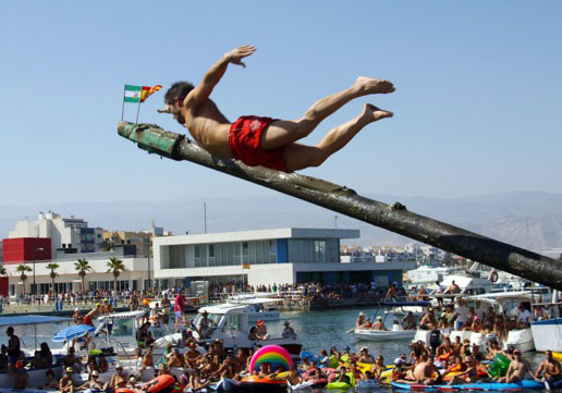 Cucaña celebrada durante las fiestas de Santa Ana