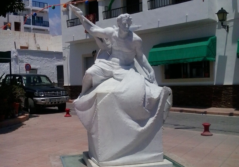 Monumento al pescador en el paseo marítimo