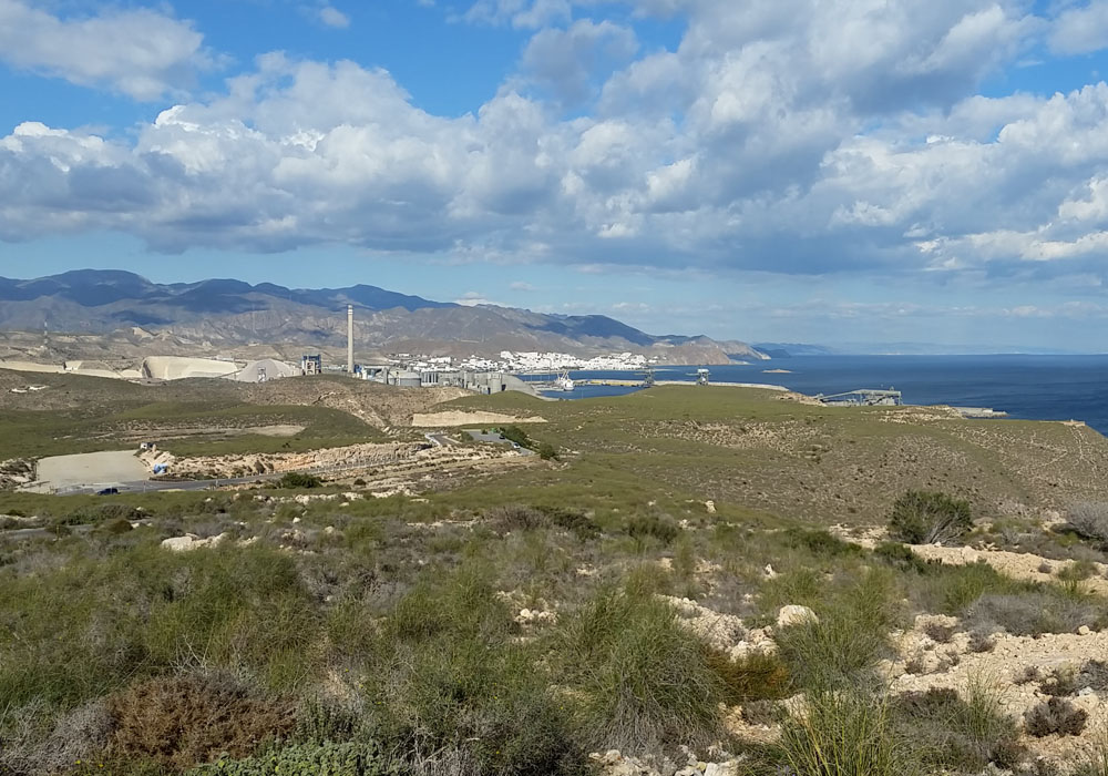 Vista de Carboneras desde la carretera del faro de Mesa