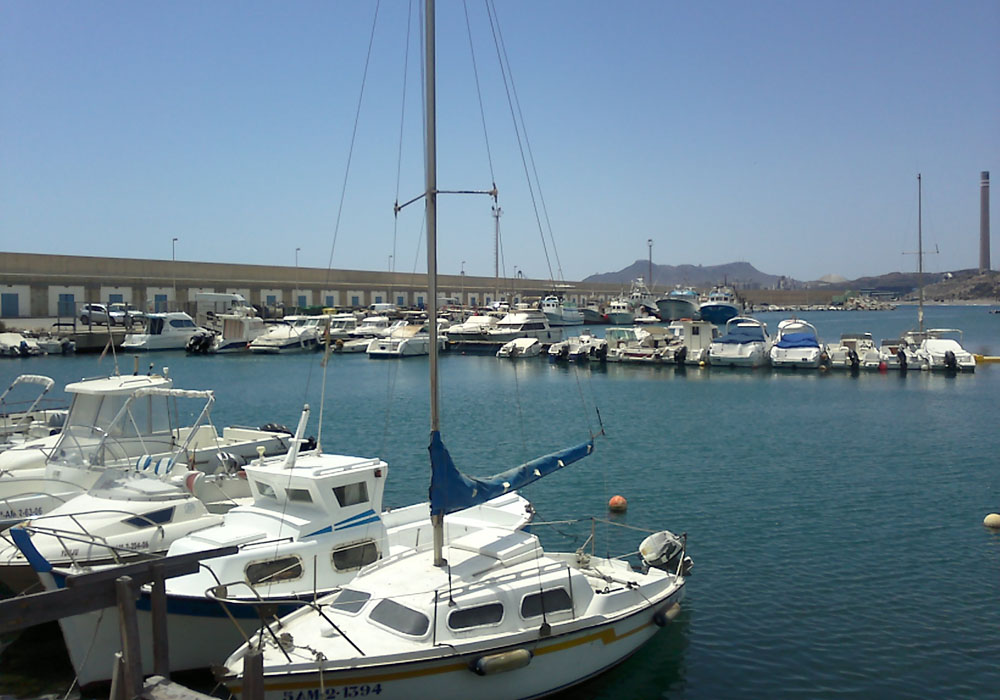 Vista de los cuartos de armadores desde el puerto deportivo